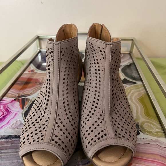 ⚡️⚡️$8 flash sale 😮👏 Earth Taupe Perforated Ankle Booties - Picture 2 of 5